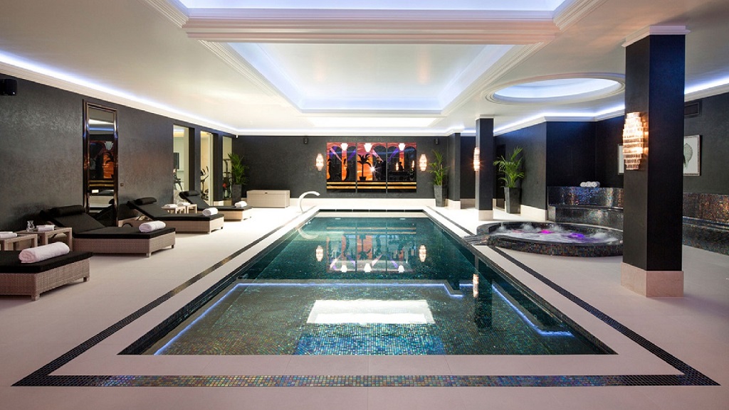 Thiết kế biệt thự có hồ bơi trong nhà dành cho những gia chủ thích sự riêng tư.