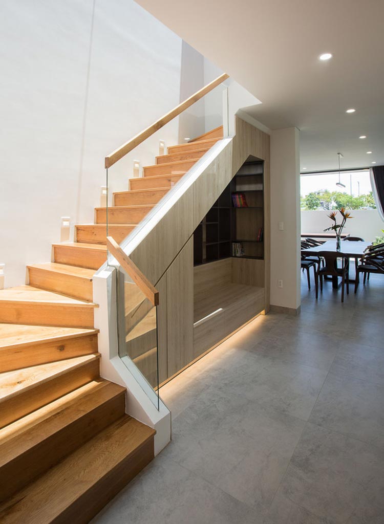 Thiết kế cầu thang đẹp với chất liệu gỗ và kính trong suốt