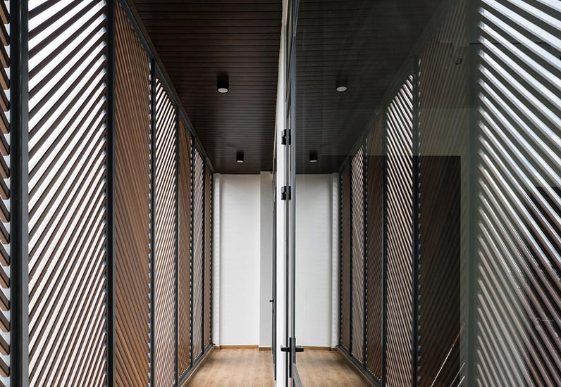 Thiết kế hành lang với trần gỗ và hệ lam che chắn