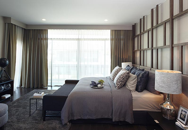 Phòng ngủ với ý tưởng thiết kế ô cửa kính lớn giúp lấy sáng tự nhiên hiệu quả