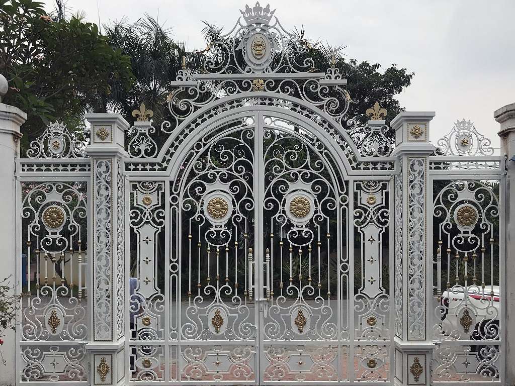 Mẫu cổng nhà đẹp với hoa văn nghệ thuật