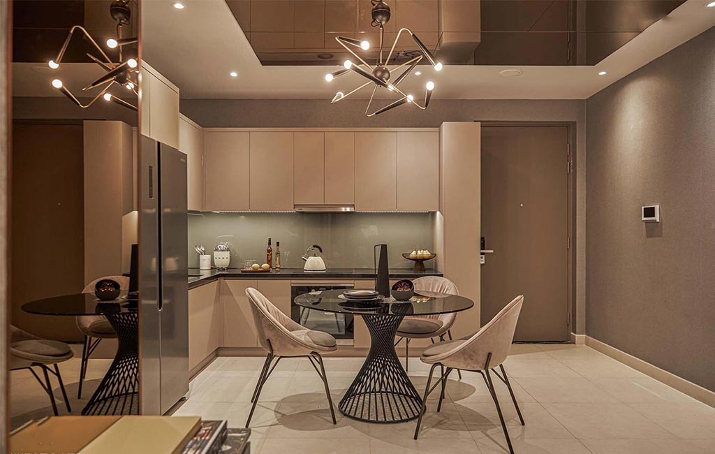 Gian bếp của nội thất căn hộ phong cách hiện đại Luxury gam màu vàng đồng ấm áp
