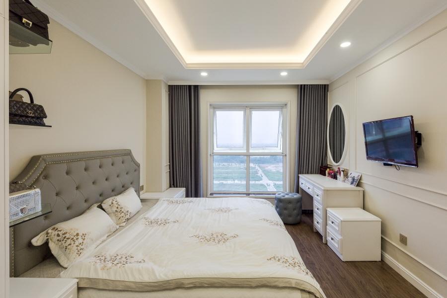 Không gian phòng ngủ được thiết kế với tông màu trắng sang trọng và đẳng cấp