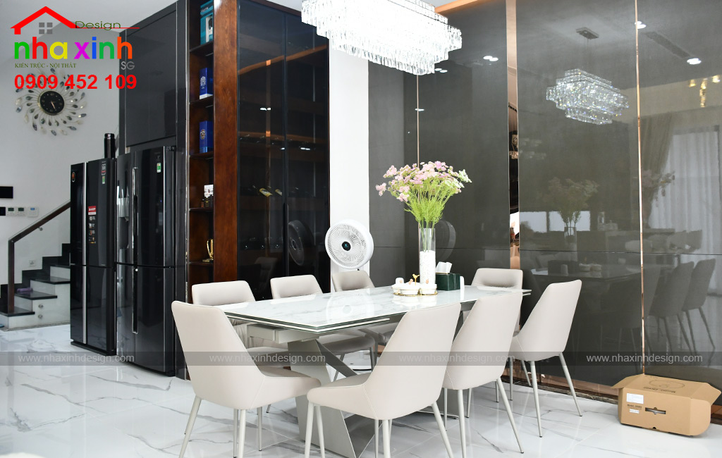 Bộ bàn ăn có thiết kế hiện đại, màu sắc trang nhã hài hòa với không gian