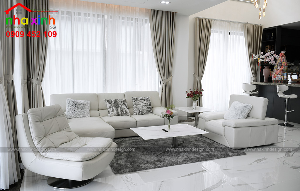 Bộ sofa mang thiết kế Châu Âu hiện đại đặt ở vị trí trung tâm phòng khách biệt thự 