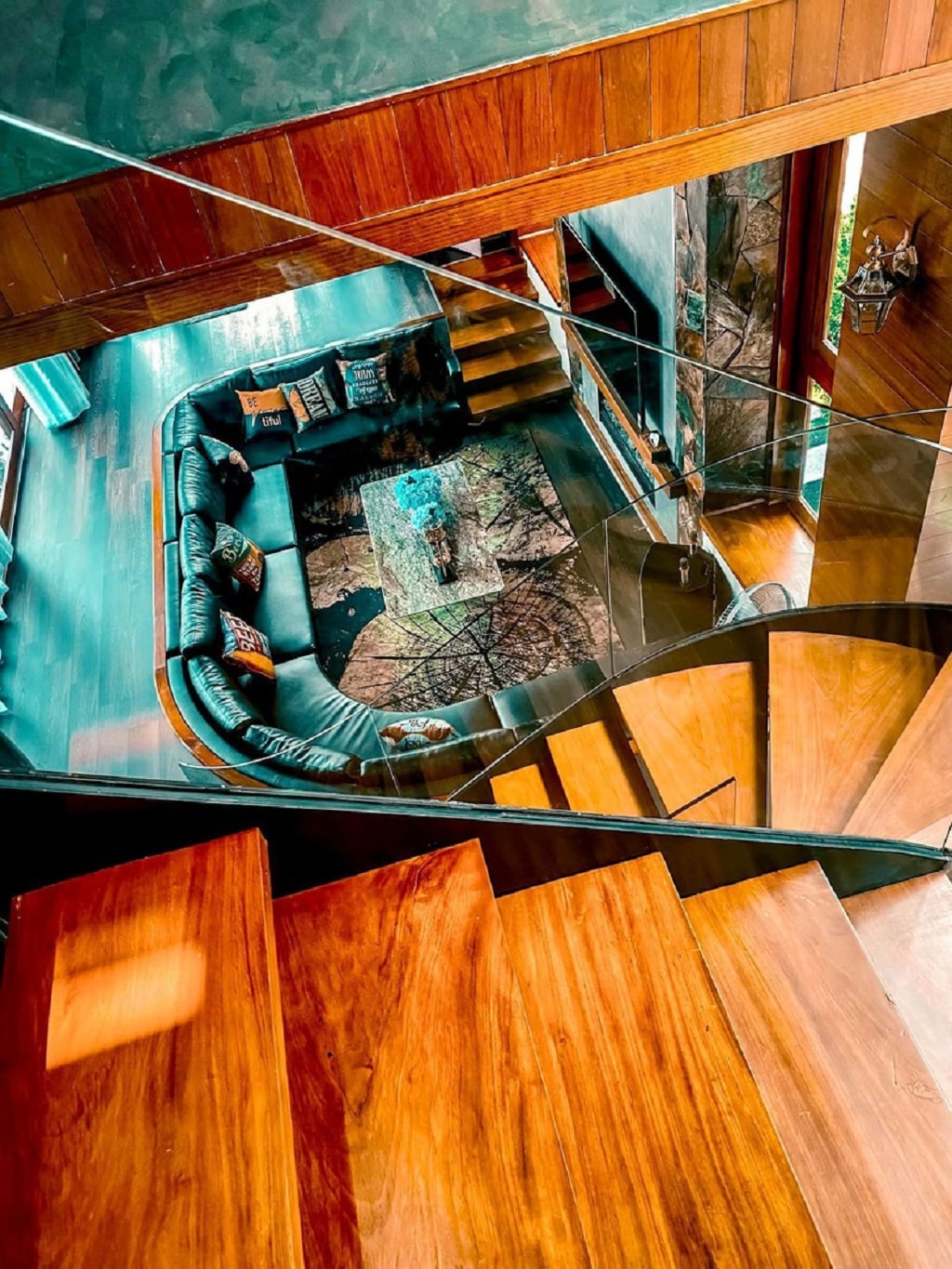Cách thiết kế phòng khách ấn tượng với mẫu nội thất cao cấp hình chữ U mang màu sắc độc đáo đầy táo bạo, được làm từ nỉ và chiếc cầu thang xoắn vô cùng độc đáo.
