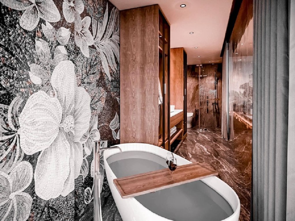 Không gian phòng tắm đậm chất thư giãn trong biệt thự hiện đại phong cách nghỉ dưỡng.