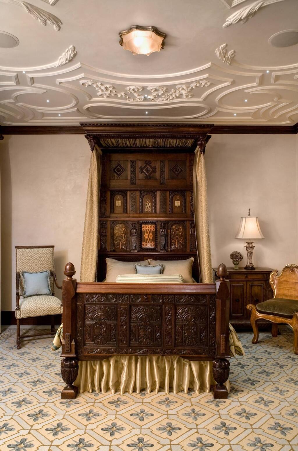 Phòng ngủ cổ điển bằng gỗ tự nhiên 3