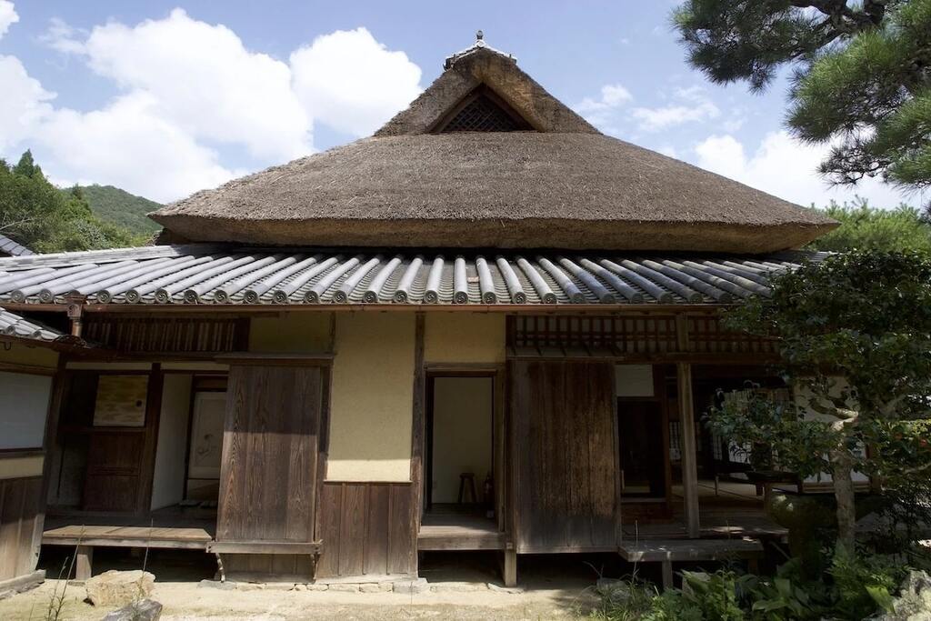 Nhà kiểu Nhật được xem là kiểu nhà sử dụng nhiều vật liệu trong xây dựng mái