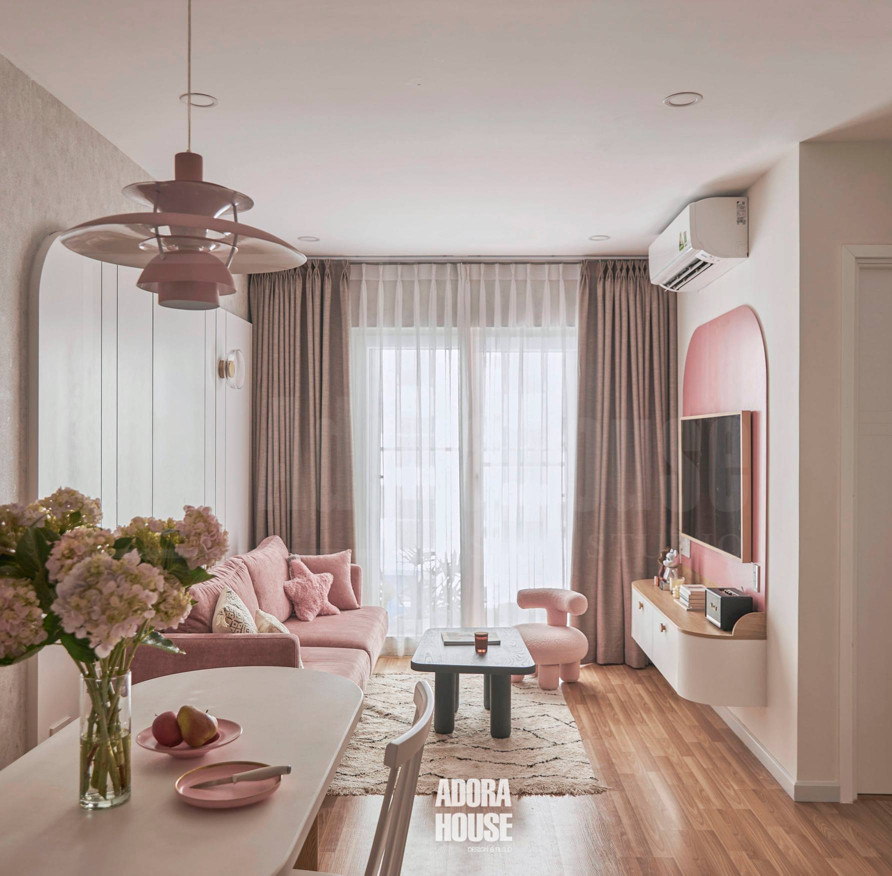 Phòng khách với tông hồng pastel là chủ đạo vô cùng ấn tượn cảu Adora House (Nguồn: Internet)