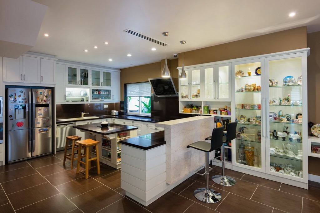 Không gian phòng bếp được tích hợp với hệ tủ thông minh tạo tính tiện nghi
