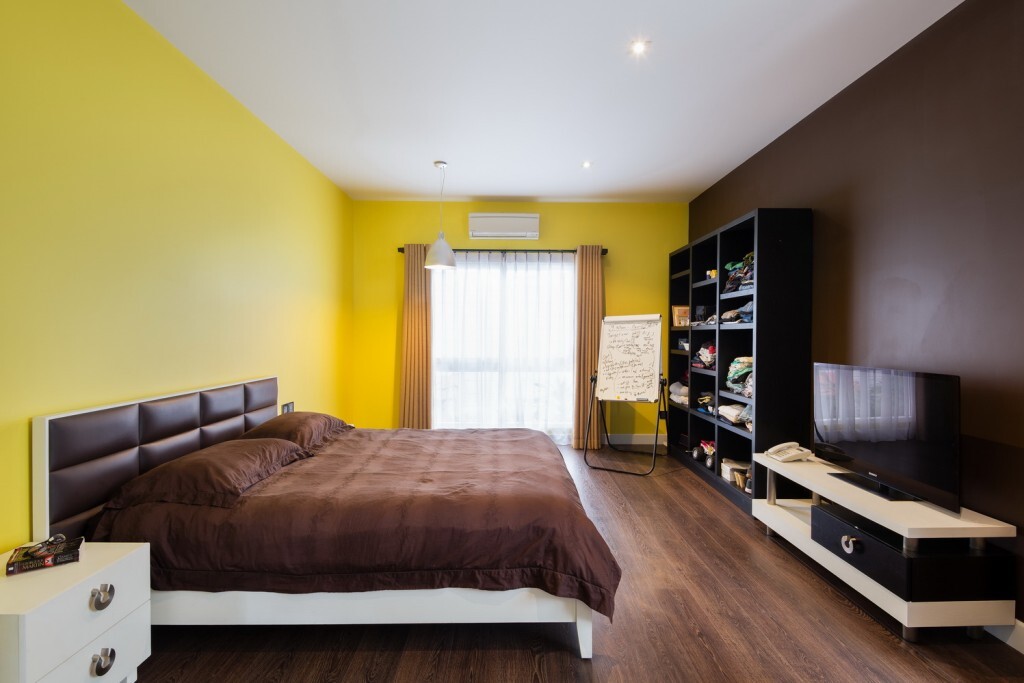 Không gian phòng ngủ ấn tượng với tone màu vàng và nâu được thiết kế hài hòa