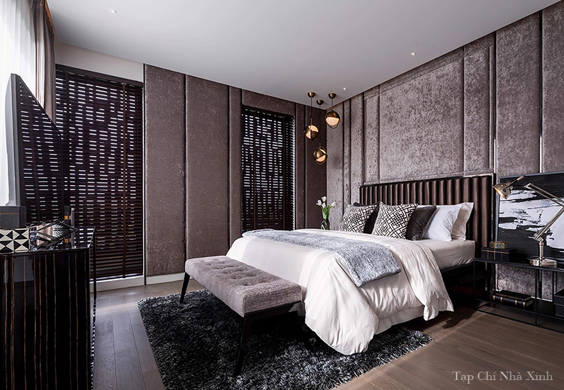 Không gian bao trùm chiếc giường êm ái là tone màu trầm ấm cúng từ tất cả các phía bên, sàn nhà và nội thất trang trí