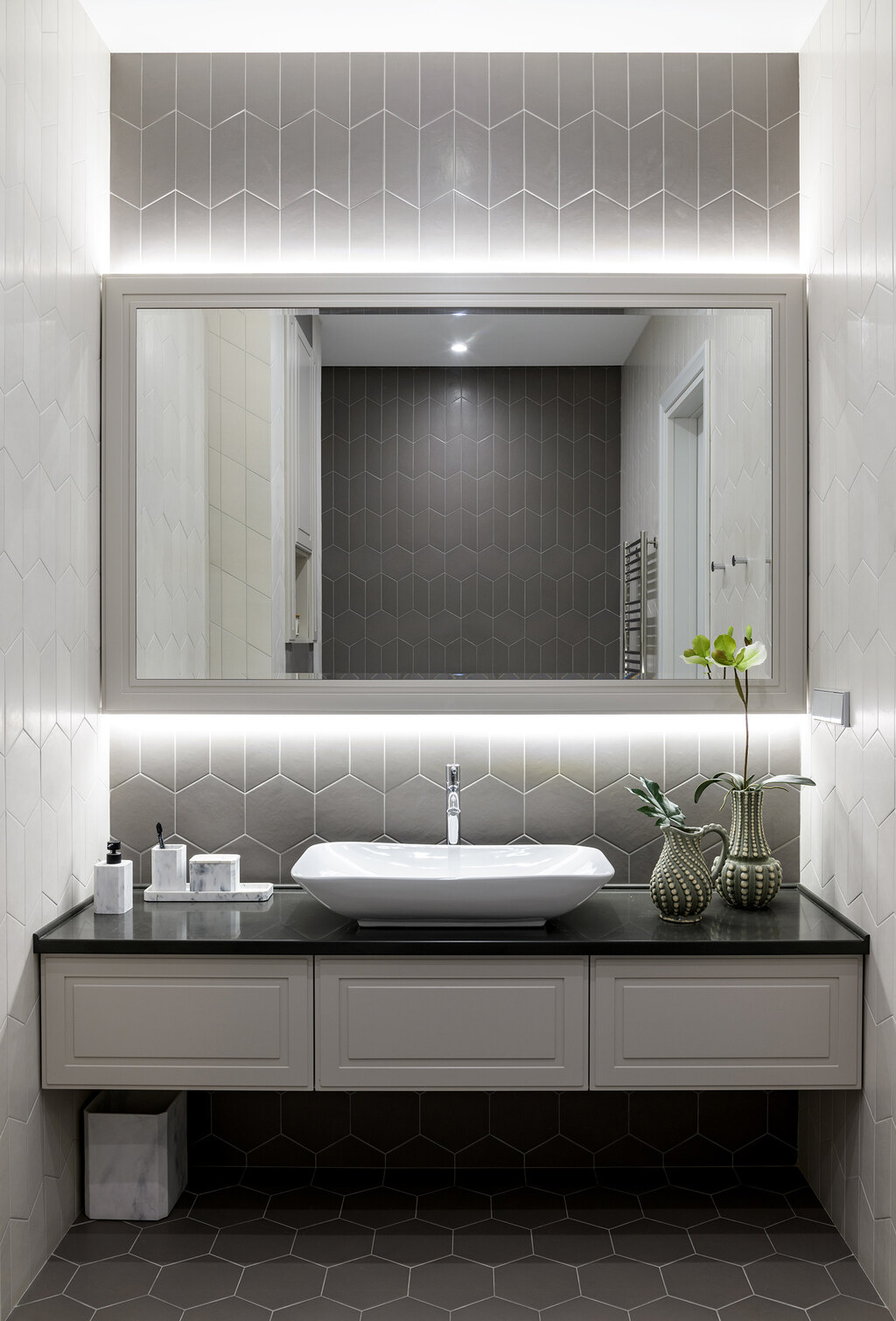 Phòng tắm với sự kết hợp tone màu tối giản đem lại hiệu quả thẩm mỹ cao 
