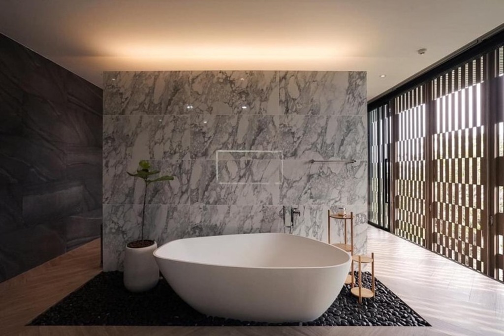 Bồn tắm được thiết kế tạo cảm giác thư giãn như trong spa.