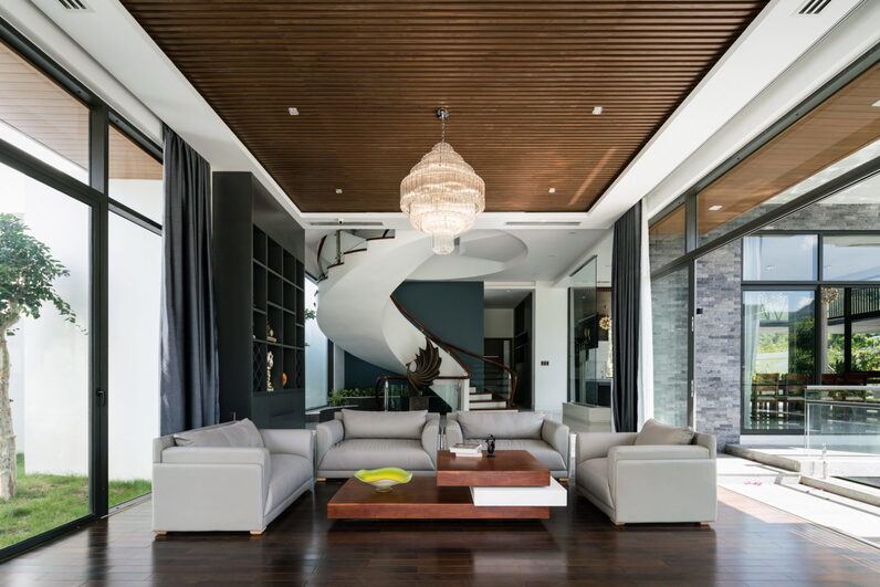 Phòng khách hiện đại với bộ sofa màu kem làm điểm nhấn trên tông màu gỗ chủ đạo.