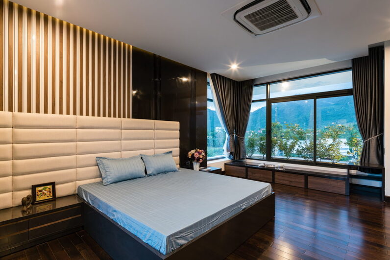 Phòng ngủ master với thiết kế hiện đại và không gian thoáng đãng.