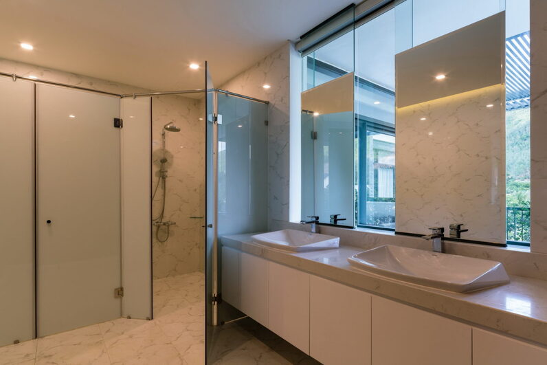 Phòng vệ sinh của biệt thự được thiết kế gọn gàng và sạch sẽ với tông màu trắng nhã nhặn.