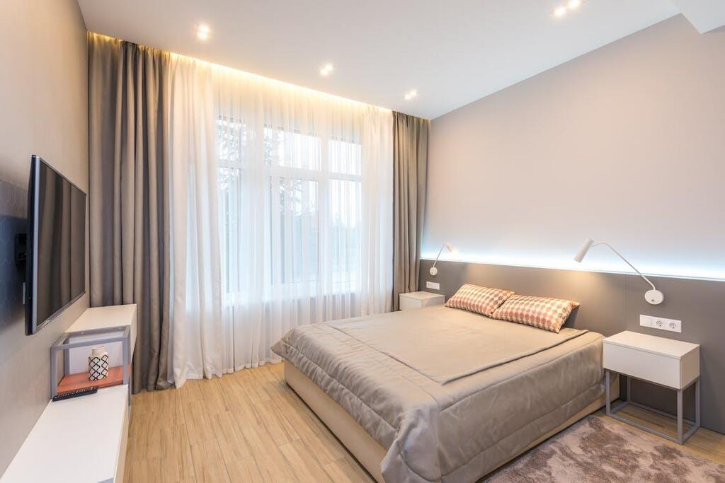Không gian phòng ngủ nhà phố hiện đại thông thoáng và yên tĩnh với nội thất tối giản
