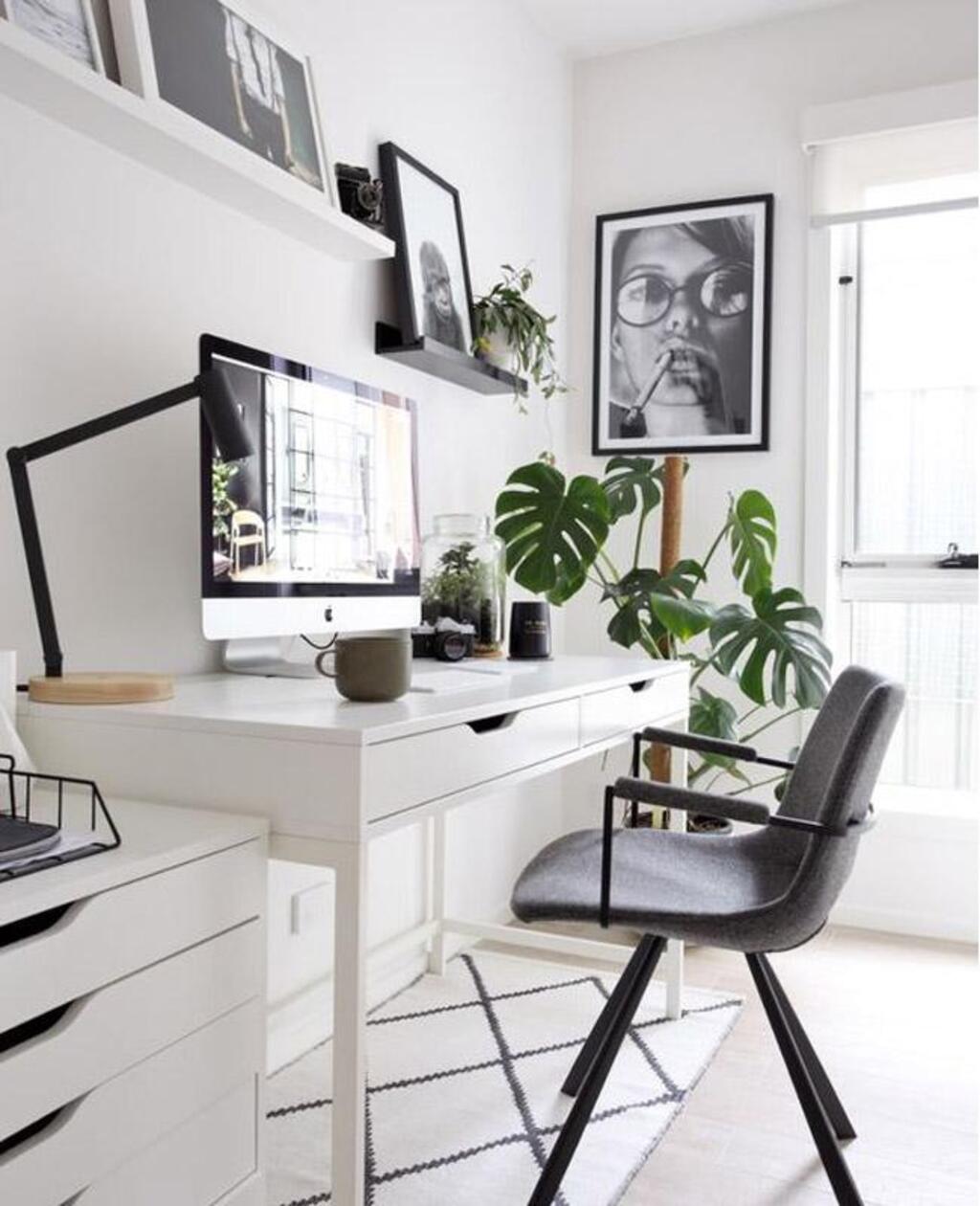 Phòng làm việc với tone màu trắng nhẹ nhàng, nội thất tối giản đem lại sự tập trung