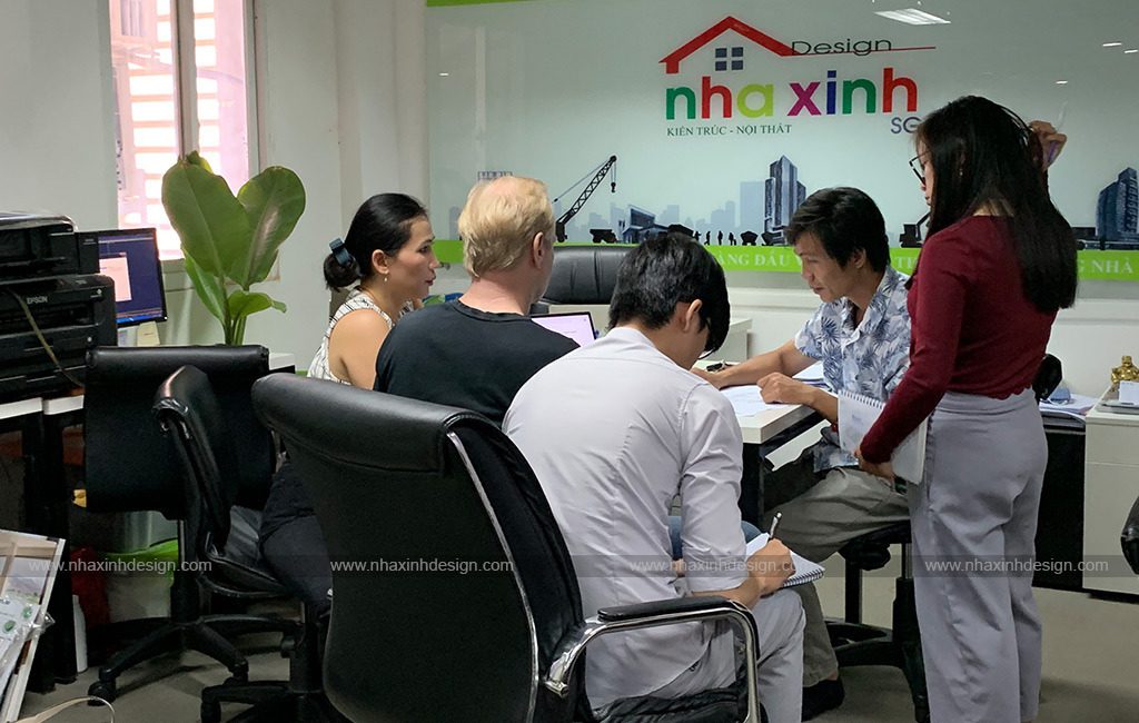 Kiến trúc sư Nhà Xinh tận tình tư vấn khách hàng tại văn phòng