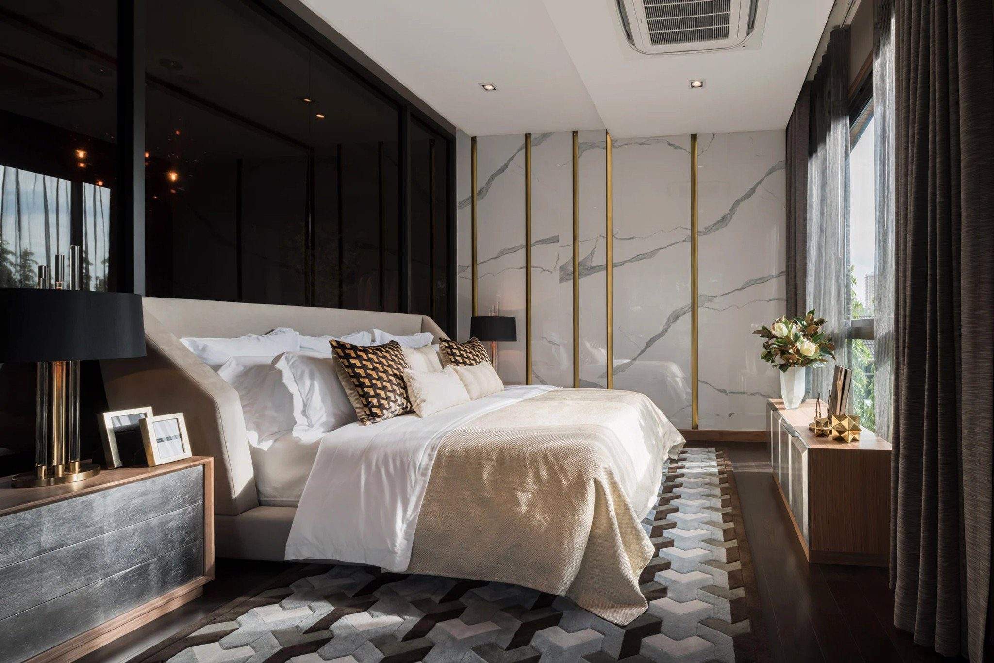 Phòng ngủ tạo điểm nhấn bằng các gam màu tương phản cùng cửa sổ lớn tận dụng tối đa nguồn sáng tự nhiên