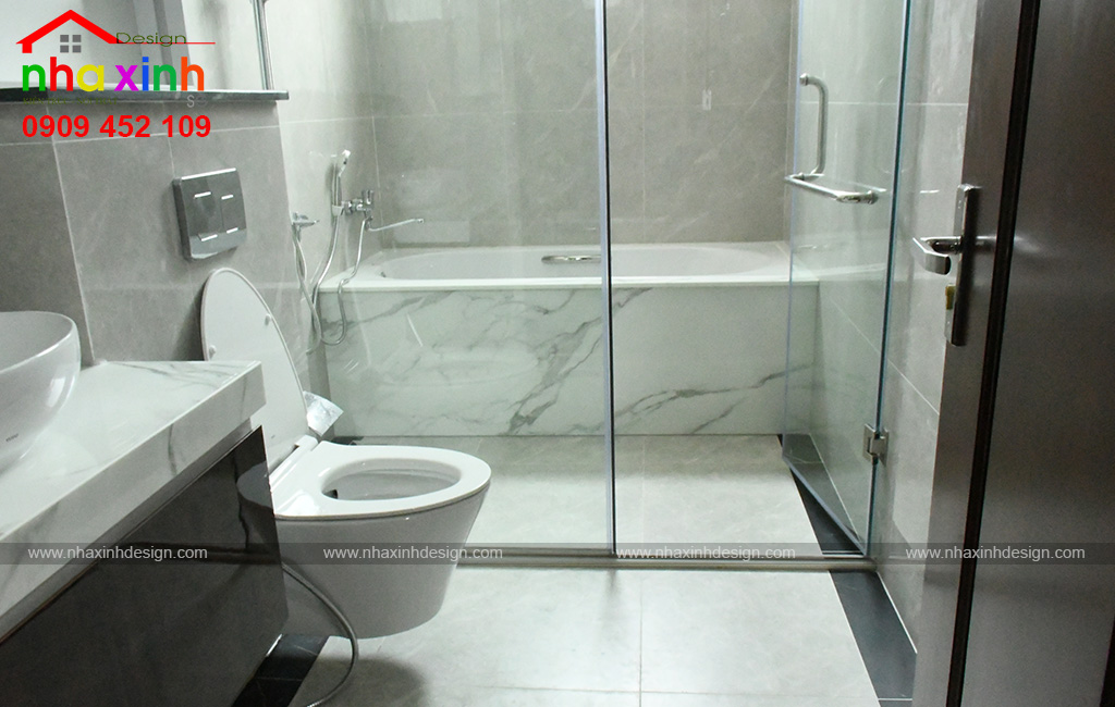 Không gian phòng vệ sinh được thiết kế nổi bật với tone màu trắng
