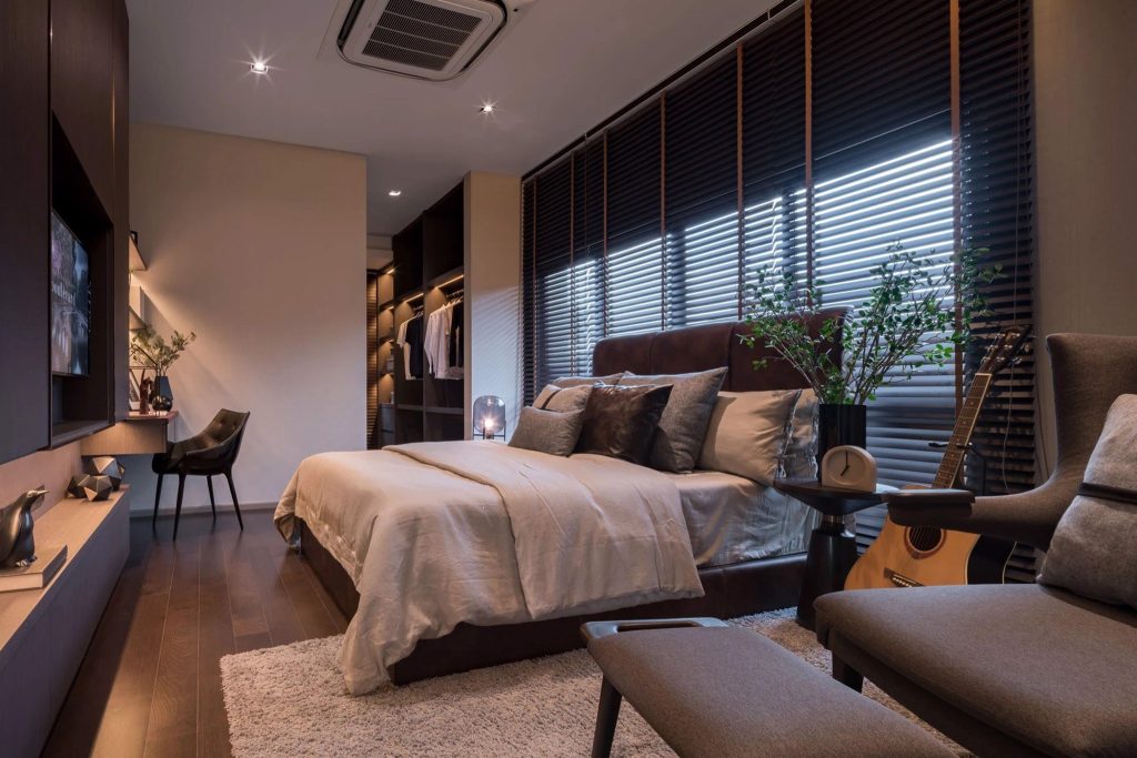 Mẫu phòng ngủ được thiết kế rộng rãi với tone màu trầm ấm